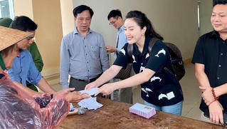 Thuỷ Tiên chia sẻ về chuyến đi miền Trung đợt 2, Lê Thúy bức xúc khi nhận hỗ trợ váy cưới 