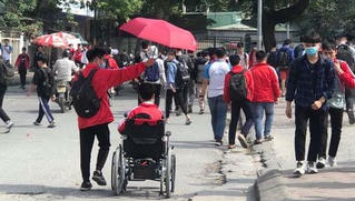 Hình ảnh xúc động về tân sinh viên từng được bạn 10 năm cõng đến trường 