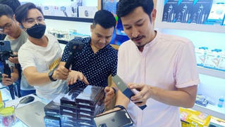 Khách hàng xếp hàng giữa đêm mua iPhone 12