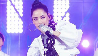 Chi Pu giải trình về đoạn clip hát live thảm hại, Hoàng Thùy Linh kể về người giúp cô vượt qua scandal clip nóng