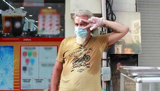 'Mắc kẹt' ở Việt Nam vì Covid-19, khách Tây ra vỉa hè bán bánh chiên