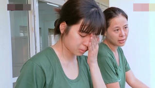 Hậu Hoàng 'lên tiếng' khi CĐM 'ném đá'  Đỗ Khánh Vân; ca sĩ Phương Loan thăm mộ cố NS Chí Tài ngày đầu năm