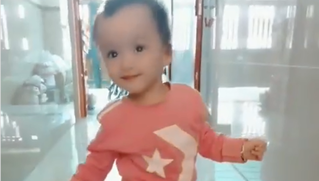 Xúc động hình ảnh song Nhi có thể tự bước đi đầy vững chãi