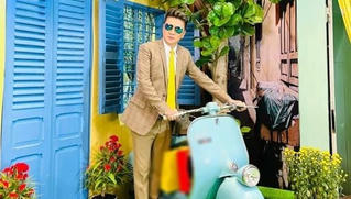 Đàm Vĩnh Hưng trang trí Tết theo phong cách xưa cho biệt thự 60 tỷ; Nghệ sĩ Giang Còi gây hoang mang khi lái xe mà tay vẫn truyền nước