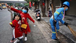 Hình ảnh xúc động bên đường phố Tết Tân Sửu