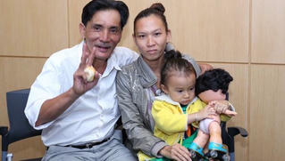 Nghệ sĩ Thương Tín từ chối vào viện dưỡng lão; Thuỷ Tiên tiếp tục 'hành trình' giúp bà con vùng lũ