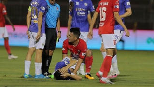 Đá thô bạo gây chấn thương Hùng Dũng, Hoàng Thịnh bị cộng đồng mạng 'tẩy chay'