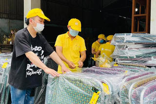 Ca sĩ Tùng Dương kêu gọi hơn 3 tỷ đồng giúp TP HCM chống dịch; Xuân Lan bức xúc khi làm từ thiện lại bị chỉ trích
