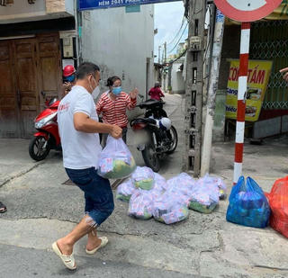 Quyền Linh ra giữa đường phát quà từ thiện cho người lao động khó khăn; vợ chồng Lương Thế Thành - Thuý Diễm hiến máu nhân đạo 