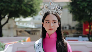 Hoa hậu nhí Bella Vũ lên tiếng khi đi diễu hành không có ai chào đón