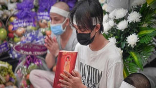 Hồ Văn Cường âm thầm đặt bàn thờ, tươm tất cúng lễ cho Phi Nhung