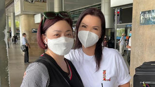 Vợ Chí Tài thích thú thưởng thức món ăn ở Việt Nam sau khi xa quê