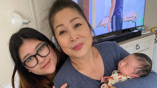 NSND Hồng Vân về Việt Nam sau hơn một tháng qua Mỹ chăm cháu ngoại