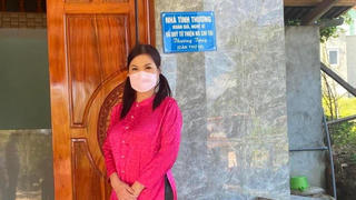 Bà xã thực hiện chuyến từ thiện còn dang dở của cố NS Chí Tài