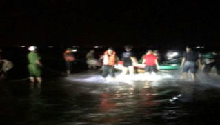 Bộ đội Biên phòng Hà Tĩnh cứu sống bảy thuyền viên bị lốc xoáy đánh chìm trên biển