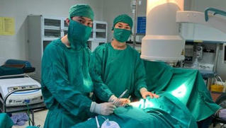 Cắt cỏ bằng máy bị mảnh kim loại văng đâm xuyên khớp háng