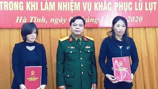 Trao quyết định tuyển dụng vợ các liệt sĩ hy sinh trong khi làm nhiệm vụ khắc phục lũ lụt