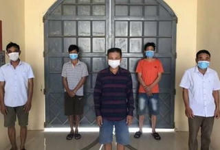 Vào rừng sâu đánh bạc, 5 đối tượng bị khởi tố 