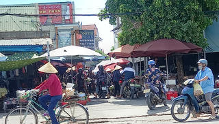 Chợ tự phát lấn chiếm đường giao thông đến bao giờ?