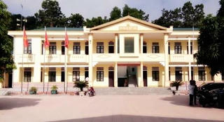 Một phó chủ tịch xã bị tạm đình chỉ công tác vì ký xác nhận để công dân từ vùng dịch về địa phương