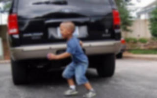 Bố lùi xe bất cẩn đè con trai 2 tuổi tử vong
