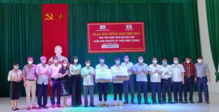 Trao học bổng cho 2 em mồ côi đỗ đại học