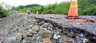 Tuyến đường hơn 10 tỷ đồng vừa nâng cấp đã sụt lún sau trận mưa