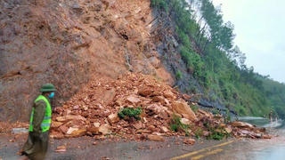 Sạt lở núi trong đêm, giao thông trên Quốc lộ 8A bị cản trở