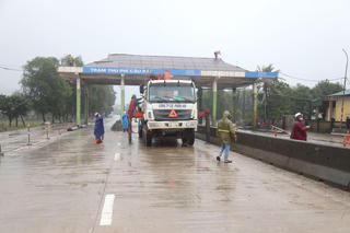 Tháo dỡ trạm thu phí cầu Rác sau nhiều năm bỏ hoang ở Hà Tĩnh