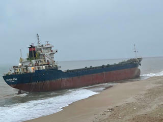 Cứu hộ tàu hàng trọng tải gần 5.000 tấn bị mắc cạn tại vùng biển Hà Tĩnh