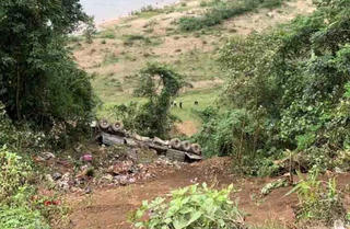 Xe đầu kéo rơi xuống vực sâu, một người bị thương