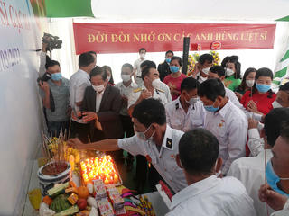 Thả hoa đăng và làm lễ tưởng niệm 64 liệt sĩ Gạc Ma