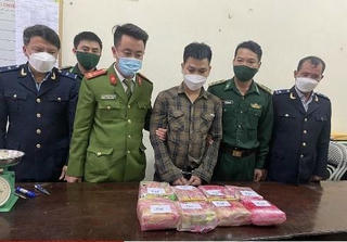 Bắt quả tang nam thanh niên vận chuyển gần 8 kg ma túy đá