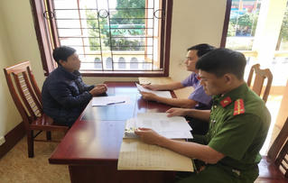 Khởi tố đối tượng cầm dao vào trường đe dọa và làm nhục hiệu trưởng