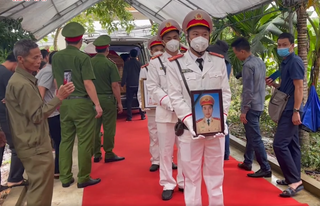 Xúc động đón linh cữu liệt sĩ Lê Ánh Sáng tại quê nhà