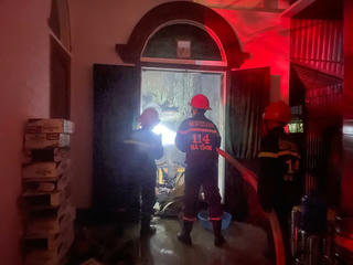 Giải cứu 3 người thoát khỏi đám cháy giữa đêm khuya