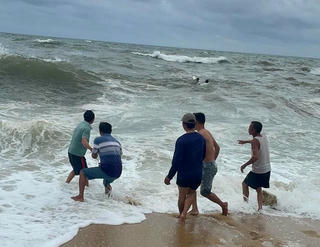 Cứu sống 3 ngư dân ôm can nhựa trôi trên biển nhiều giờ