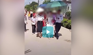 Cô dâu chú rể bị tạt chất bẩn vào người lúc rước dâu