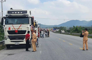 Rầm rộ rước dâu bằng 50 xe đầu kéo trên quốc lộ, công an phải 'vào cuộc'