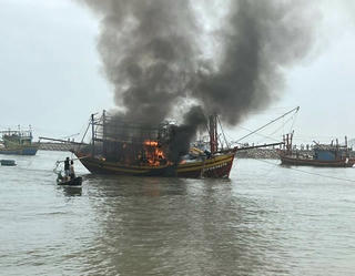 Hà Tĩnh: Tàu cá bốc cháy dữ dội khi đang neo đậu