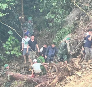 Lãnh đạo tỉnh Hà Tĩnh tới hiện trường thăm hỏi công nhân bị thương sau vụ sạt lở đất nghiêm trọng
