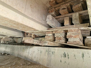 Dùng ván gỗ kê dưới mố cầu Rác tránh hư hỏng lan rộng