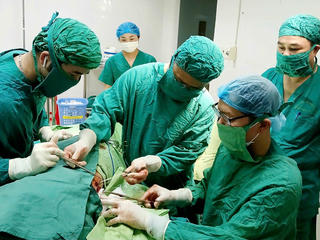 Hy hữu cụ bà 95 tuổi bị cành cây đâm vào lồng ngực 2 năm không hay biết