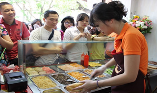 Bán bánh mì không đeo găng tay bị phạt tới 3 triệu đồng