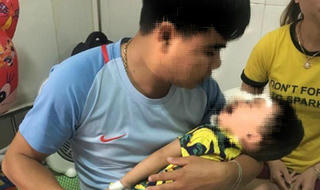 Bé trai 2 tuổi bị chó nhà cắn 'nát' mặt