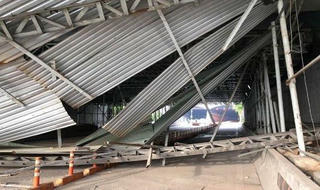 Xe tải va sập giàn giáo hầm Thủ Thiêm, chưa rõ người thương vong