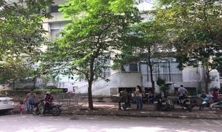 Hoảng hồn thấy bé trai 5 tuổi nghi rơi từ tầng 7 xuống trước mặt
