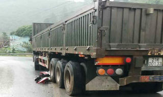 Xe container mất phanh cuốn loạt xe máy, 1 người chết, 3 người nguy kịch  ​