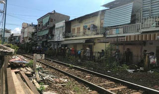 Người đàn ông cố tính chui qua rào chắn bị tàu hoả tông chết 