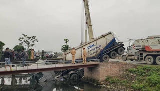 Đâm tử vong người phụ nữ đi xe đạp, xe bồn lao xuống sông